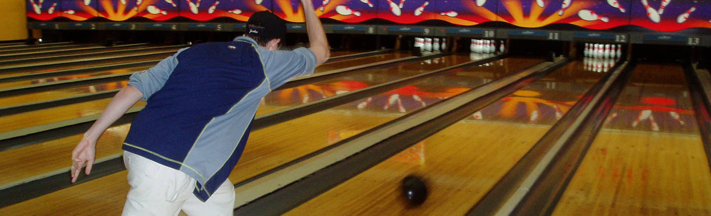 Photo of bowler bowling by Xiaphias [CC BY-SA 3.0 (https://creativecommons.org/licenses/by-sa/3.0)], via Wikimedia Commons.