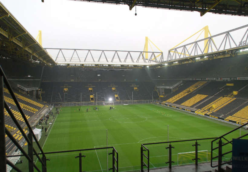 Photo of a team playing in an empty stadium. Credit: © Foto: Ra Boe / Wikipedia.